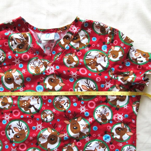 Scrub top winter theme - Picture 7 of 10